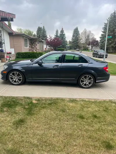 2013 c350 second owner, no accidents, new two way remote car starter(Nov/25) new all weather Micheli...