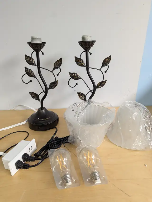 Stripe Glass Touch Lamps Set of 2 with USB Charging, Blossoming in Indoor Lighting & Fans in City of Toronto - Image 7