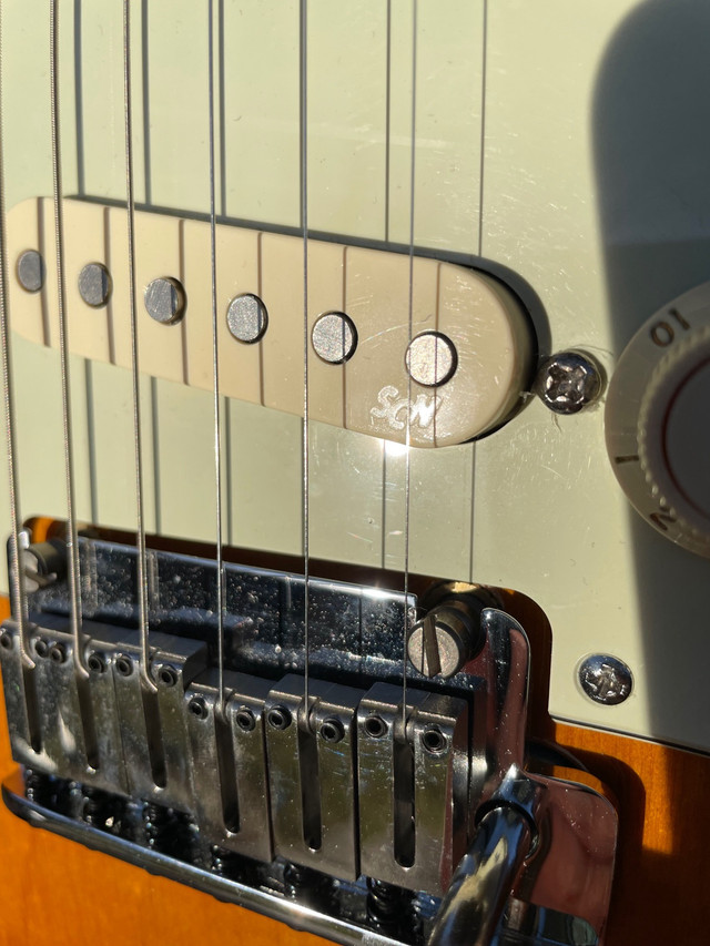 2009 Fender American Deluxe Stratocaster Guitar in Guitars in Oshawa / Durham Region - Image 3