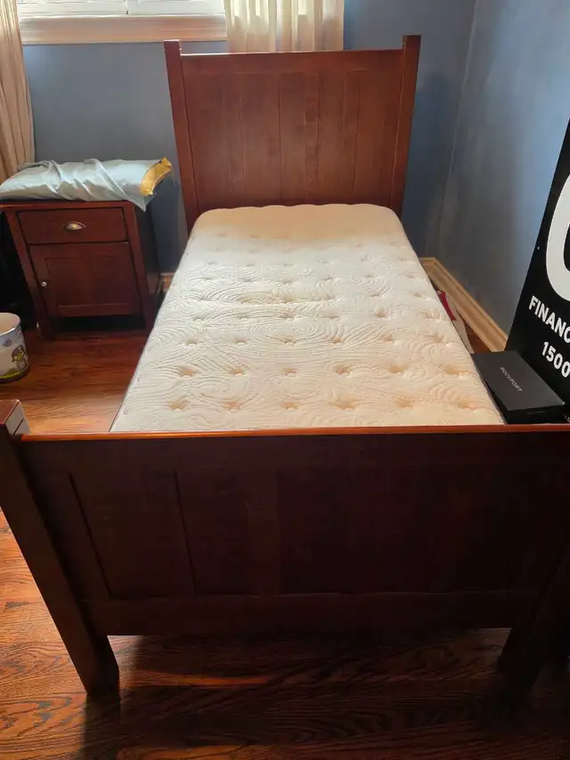 kids Bedroom Set Great shape in Dressers & Wardrobes in Oakville / Halton Region - Image 3