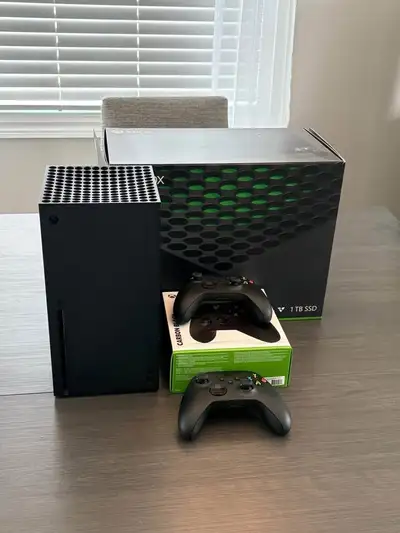 Xbox Series X avec 2 manettes, View more