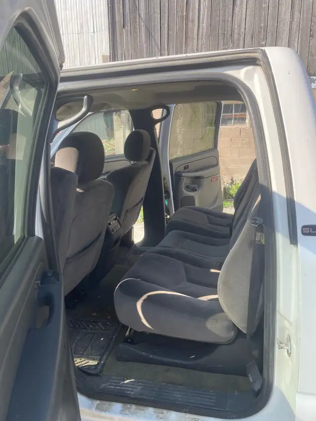 2004 GMC Sierra 2500HD in Cars & Trucks in Renfrew - Image 9