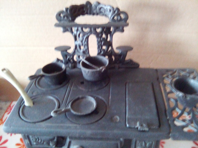 Antique cast iron wood stove replica in Arts & Collectibles in Calgary - Image 2