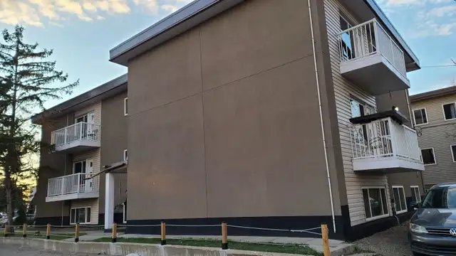 Bachelor Suite near Kingsway Mall, NAIT Campus & LRT