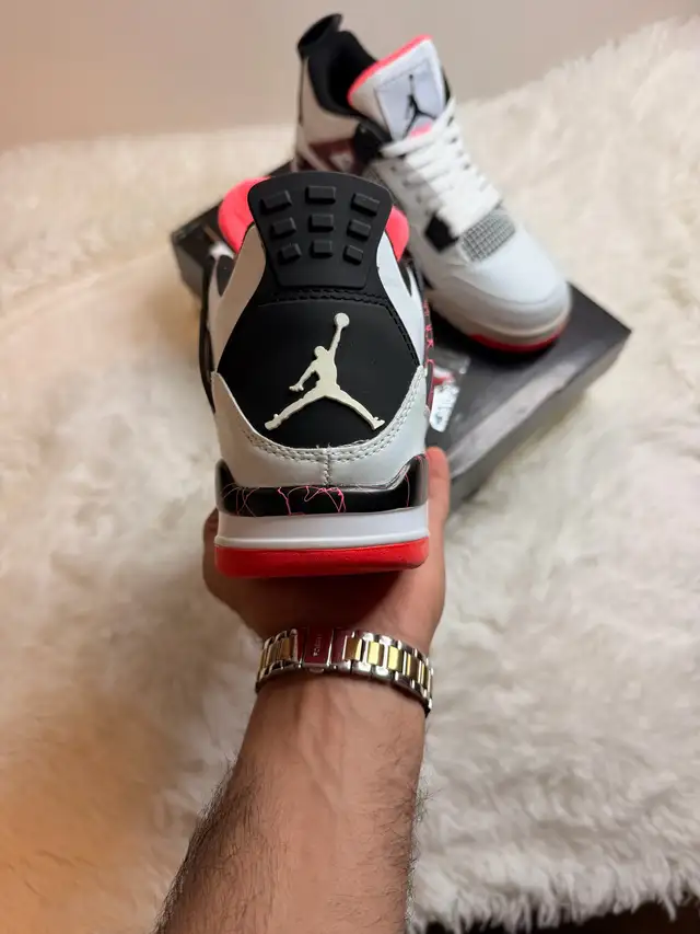 Jordan 4 Retro in Men's Shoes in Oakville / Halton Region - Image 3