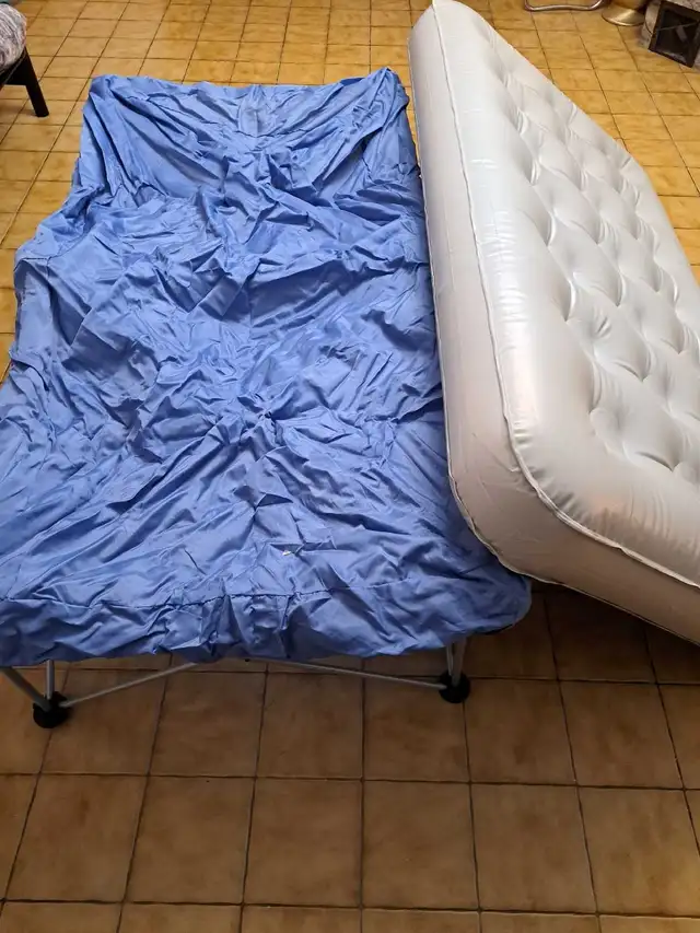 Lit de camp pliant avec matelas gonflable in Beds & Mattresses in Laval / North Shore - Image 3