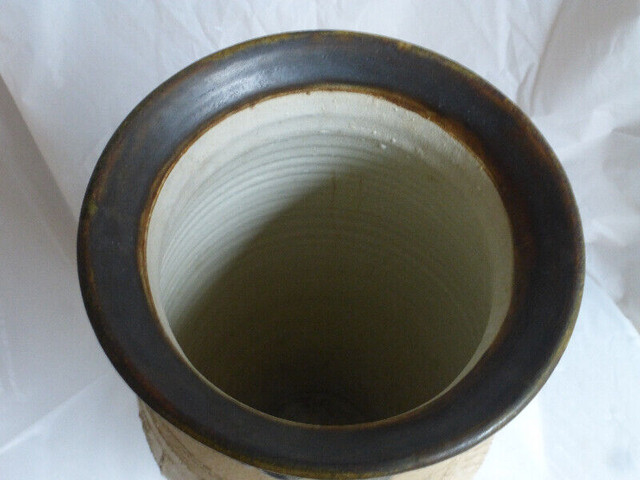 Vase plancher signe ceramique beige fleurs motif dans Art et objets de collection  à Longueuil/Rive Sud - Image 3
