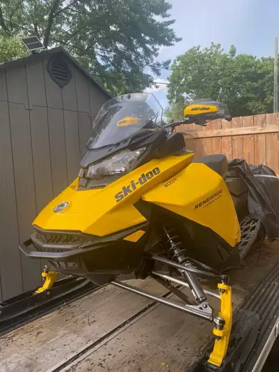 2023 Skidoo Renegade 600 in great condition Added heated visor installed at dealer, and ride-on cove...