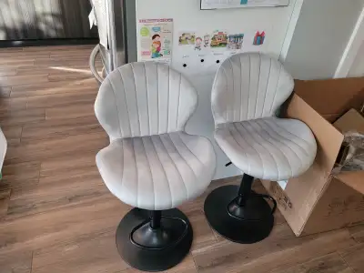 Deux chaises pour îlot NEUVES!, View more