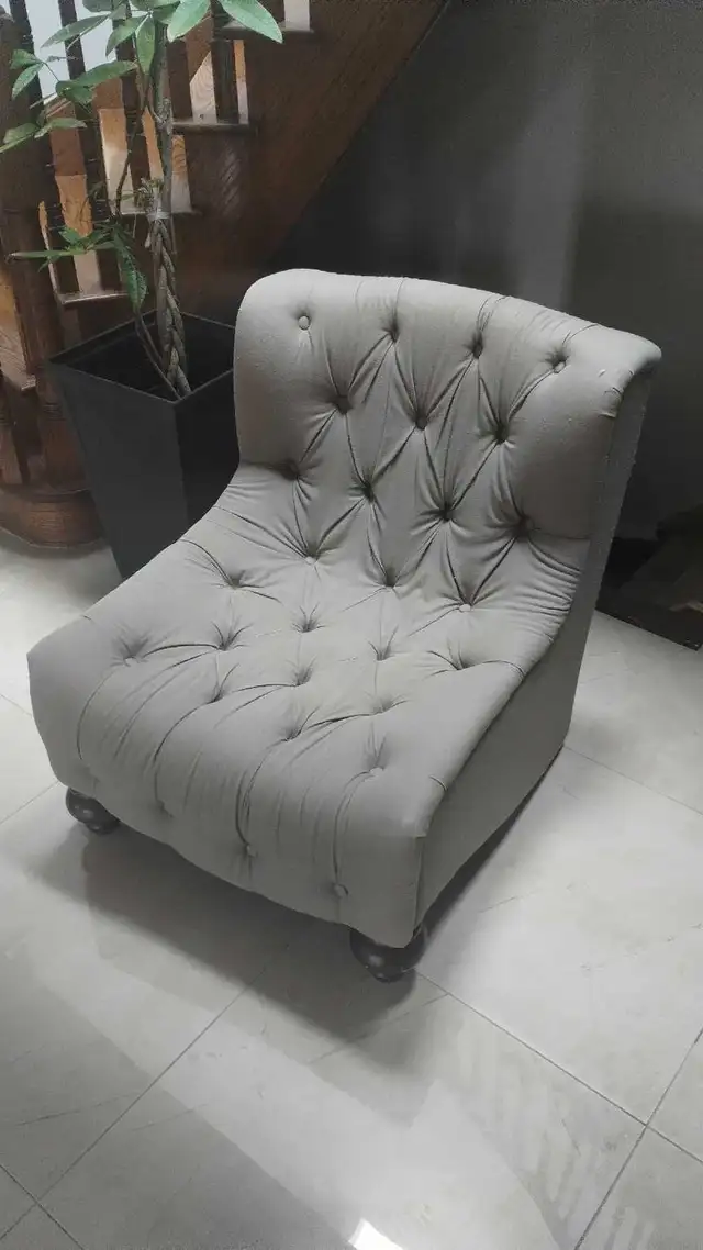 armchair in Chairs & Recliners in Markham / York Region - Image 2
