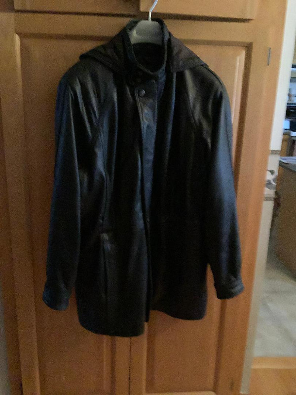 Manteau en vrai cuir Danier Canada  homme noir grandeur méd dans Hommes  à Sherbrooke - Image 3
