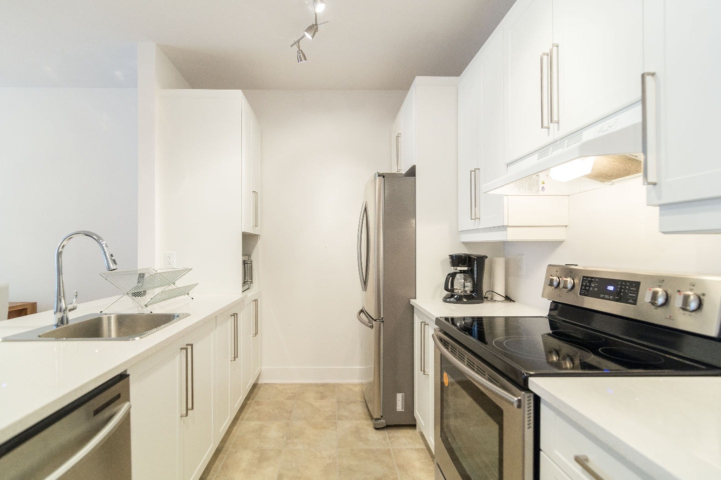 Spacious Fully Furnished and All Inclusive OLD Montreal Condo — photo 1