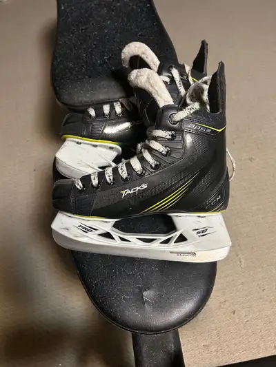 Hockey skates size 3 junior Ccm , View more
