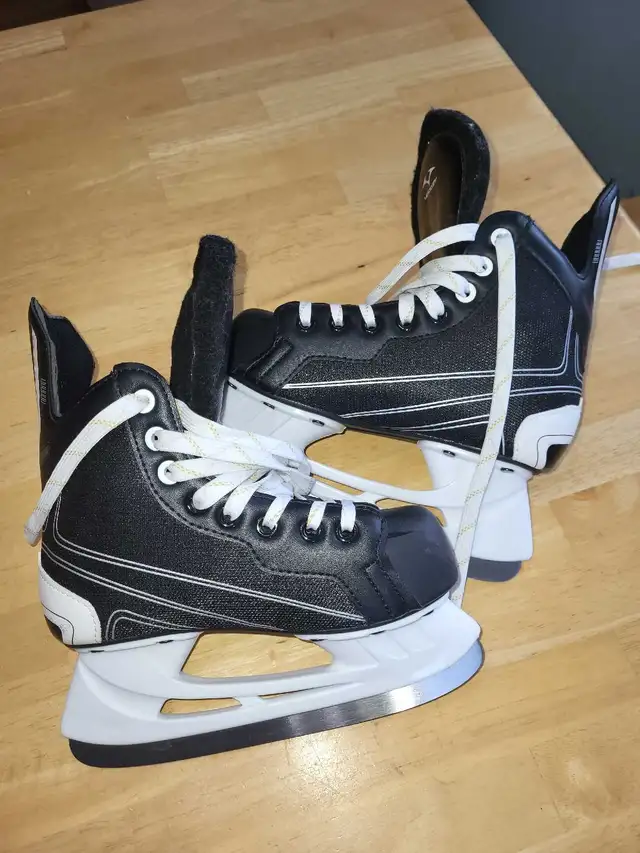 Hockey skates in Skates & Blades in Leamington - Image 3