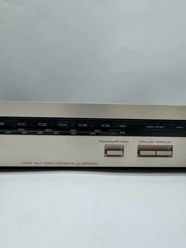 Luxman T-210L AM/FM Stereo Tuner Vintage Silver Tested Working  in Stereo Systems & Home Theatre in City of Toronto - Image 4