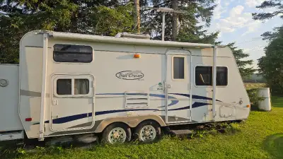 2006 TRAIL-CRUISER TC-RBH21 double axle camper for sale. Sleeps 5, kitchennette converts to a double...