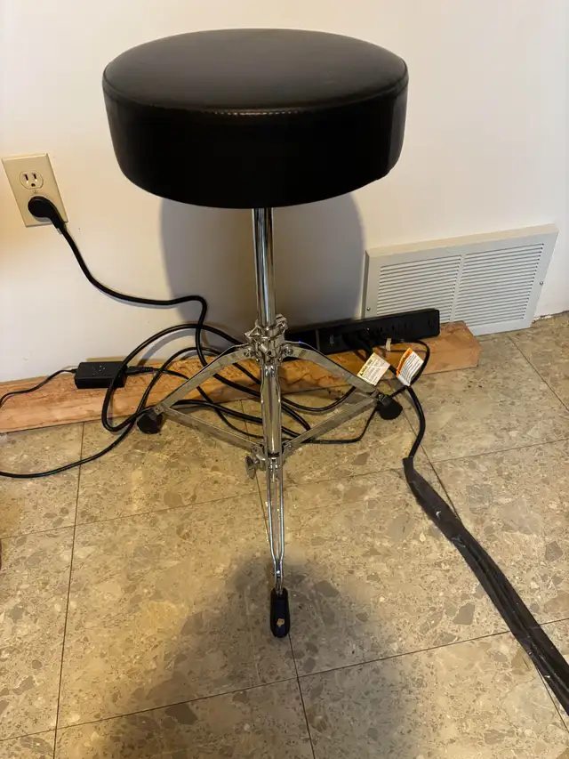 Roland Electronic Drum Set includes Amplifier and Throne $1650 in Drums & Percussion in St. Catharines - Image 5