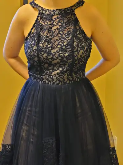 Robe de bal de couleur bleue nuit, grandeur Small femme, portée seulement une fois. Dentelle dans le...