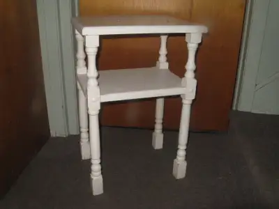 Table en bois massif à 2 tablettes. Haut: 24". Dessus: 12"x16"., View more