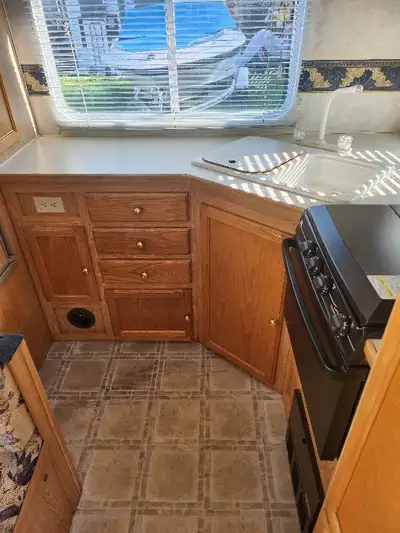 Very good condition. pull out couch/double bed. 3 way Dometic fridge/freezer. Wedgewood 3 burner ran...