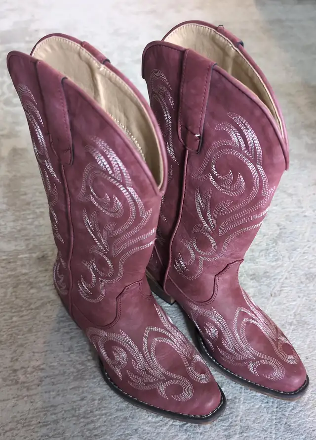 ROPER WOMENS  COWBOY BOOT VINTAGE RASPBERRY FAUX LEATHER SIZE 6 in Women's - Shoes in City of Toronto - Image 7