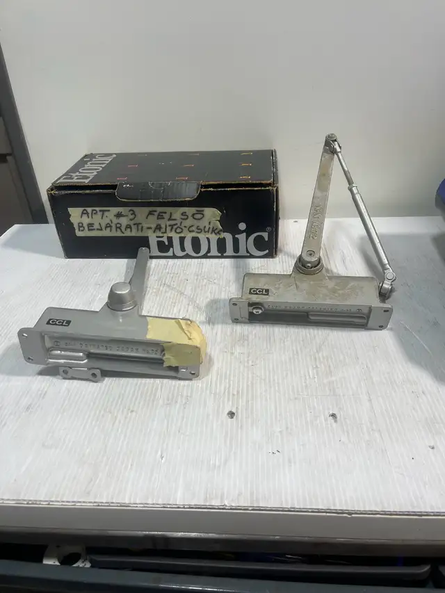 Etonic Door Closers in Windows, Doors & Trim in City of Montréal - Image 4