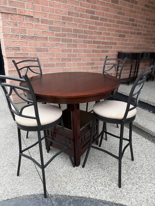 Round Wooden Table with 4 Free sturdy chairs in Dining Tables & Sets in Hamilton - Image 2