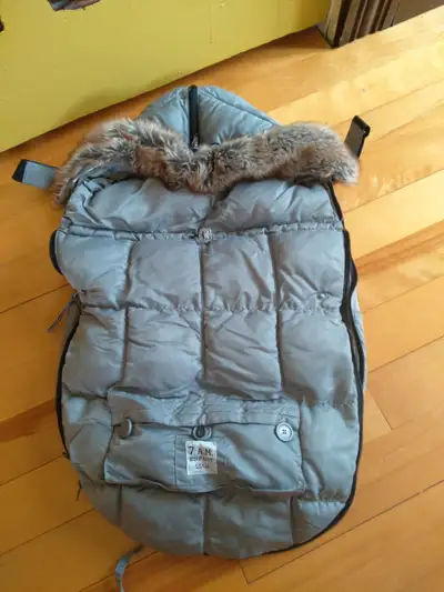 Housse d'hiver de marque 7AM Enfant Maison sans fumée Plein d'autres chose de bébé à vendre, voir me...