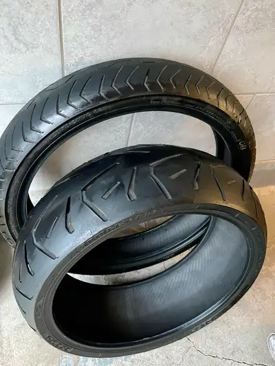 —English below— Je vends une paire de pneus de moto Bridgestone EXEDRA qui sont encore bons pour tro...