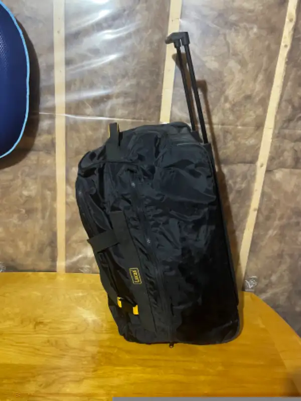 Lucas Duffel Bag with wheels in Other in Ottawa - Image 5