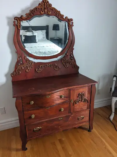 Beau meuble avec miroir bisoté en bois d'acajou Avec tiroirs et porte Beaucoup de rangements Miroir...