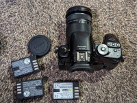 Panasonic GH4 4K- Include: 3 batteries + Olympus lens 40-150 mm