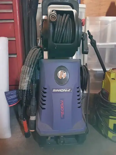 Canadian Tire Simoniz 1700 PSI electric pressure washer in good working condition. Includes hose ree...