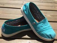 Girls TOMS Size 2 Youth - Great/Gently used condition!