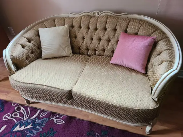 Decent Vintage Couch in Couches & Futons in Windsor Region - Image 3