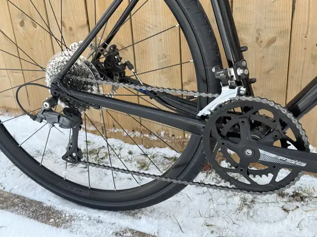 Like new Giant Gravel bike Size 56 cm in Road in St. Catharines - Image 3