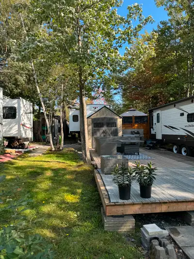 Terrain saisonnier #26 sur la camping magog orford tout près de l’entrée (fermette, piscine et jeux...