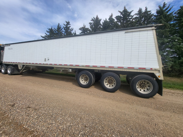 2014 Wilson Commander 46ft 2 Hopper Grain Trailer in Farming Equipment in Red Deer - Image 3