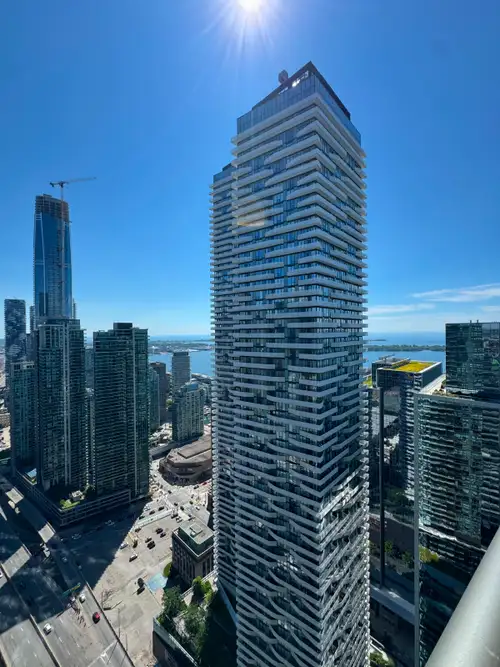 Lower Penthouse unit in one of Toronto’s most famous luxury buildings connected to Union Station, th...