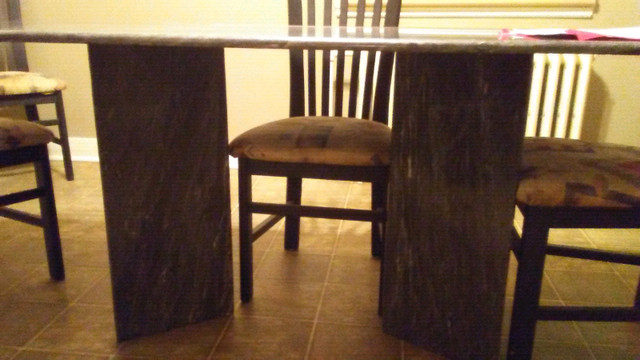 Table de cuisine et console (Marbre gris) dans Mobilier de salle à manger et cuisine  à Ville de Montréal - Image 3