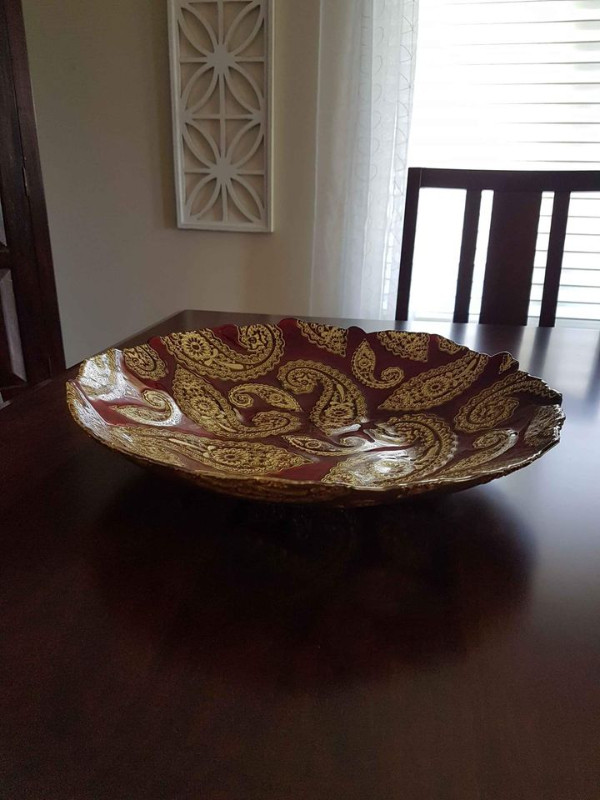 Gorgeous Large Decorative Red and Gold Glass Plate/ Bowl in Home Décor & Accents in Peterborough - Image 2