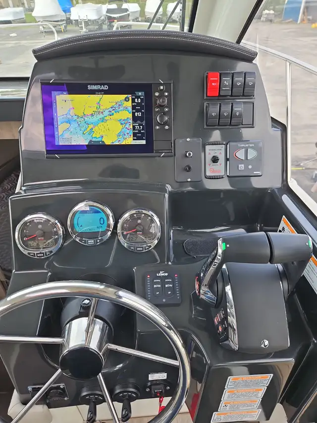Trophy T29 Explorer Coupe in Powerboats & Motorboats in Kingston - Image 4