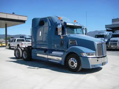 ONE OWNER/FLEET MAINTAINED Conventional Sleeper Tractor Detroit DD15 – 505 HP 1750 Torque RTLO18918...