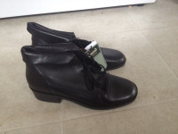 NEW Size 7 1/2  Black Ankle Boots