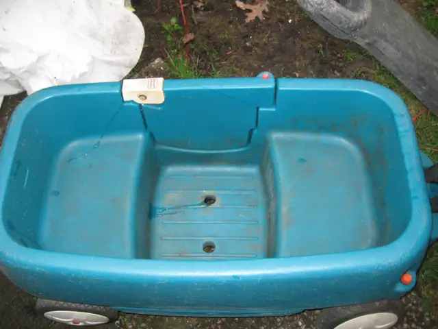 FS: rubbermail kids wagon, and also a kids bike in Strollers, Carriers & Car Seats in Ottawa - Image 4