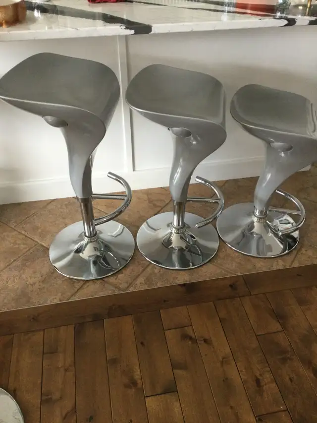 Chrome/Acrylic Contemporary  Bar Stools - Set Of 3 in Chairs & Recliners in Penticton - Image 3
