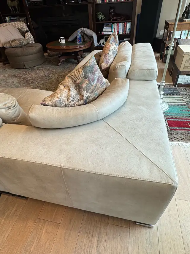 Art Shoppe Italian Leather Sectional in Couches & Futons in City of Toronto - Image 3
