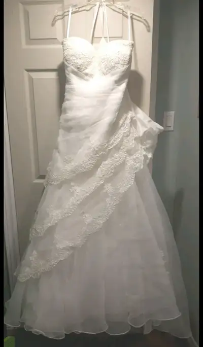 Size 12 Sweet heart neck line Lace accents More then welcome to try on before you buy $200