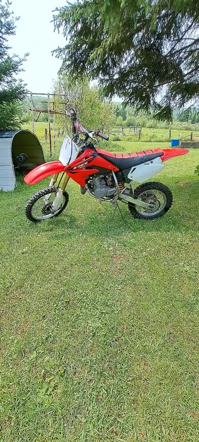 05 honda cr 85 runs rides as it should. Rufly 7 hrs on top end. New rear tire, bottom end oil, carb...