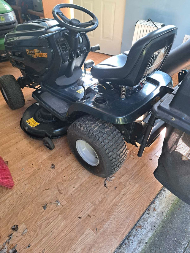 Riding down mower  in Lawnmowers & Leaf Blowers in Leamington - Image 3